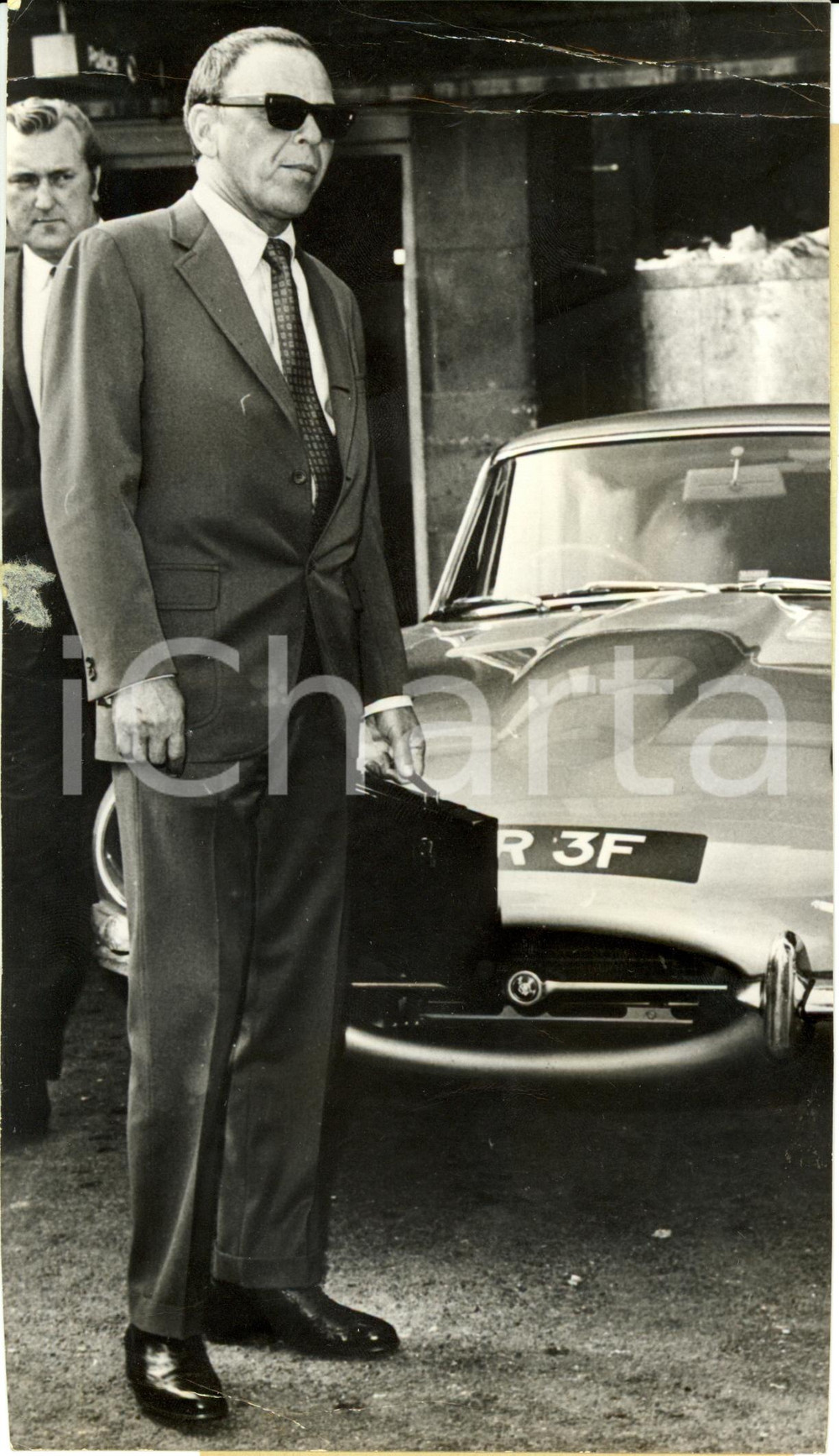 Fotografia d epoca originale 1968 LONDON Frank SINATRA con la valigetta al suo arrivo all aeroporto HEATHROW 1