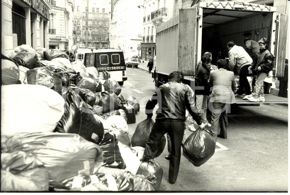 Fotografia d epoca originale 1989 PARIS Chiesa Ortodossa  Aiuti umanitari per RIVOLUZIONE RUMENA Fotografia 1