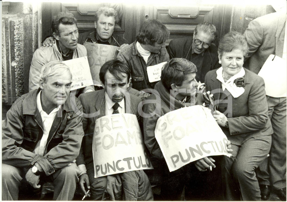 Fotografia d epoca originale 1990 BUCAREST ROMANIA Piazza UNIVERSITA  Sciopero fame durante prime elezioni 1