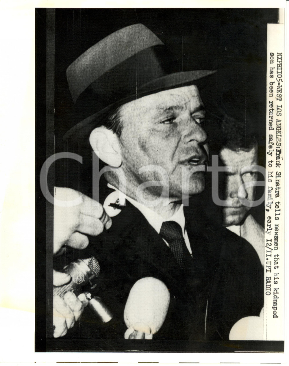 Fotografia d epoca originale 1963 LOS ANGELES USA Frank SINATRA conferma a giornalisti liberazione figlio 1