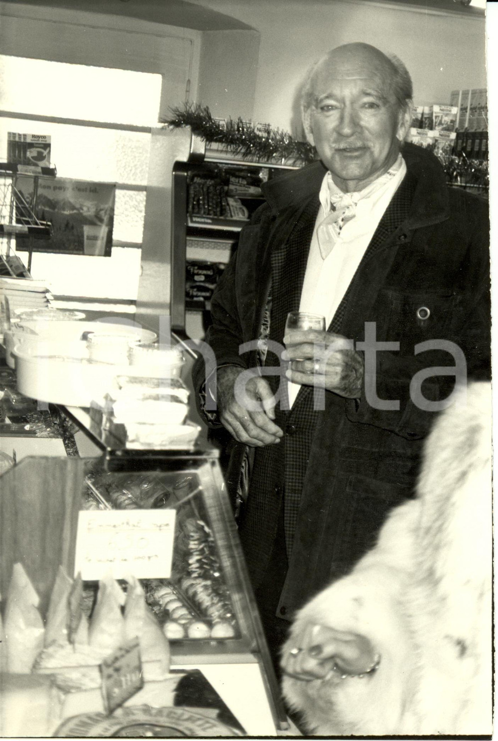 Fotografia d epoca originale 1989 MEGEVE F Eddie BARCLAY in vacanza fa la spesa per gli amici Fotografia 1