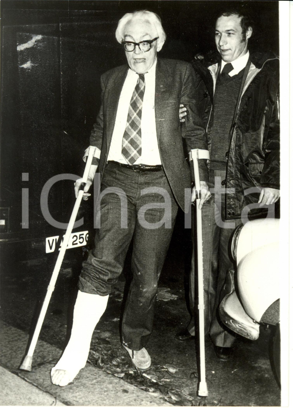 Fotografia d epoca originale 1980 LONDON Michael FOOT nuovo Segretario Partito LABURISTA si rompe la caviglia 1
