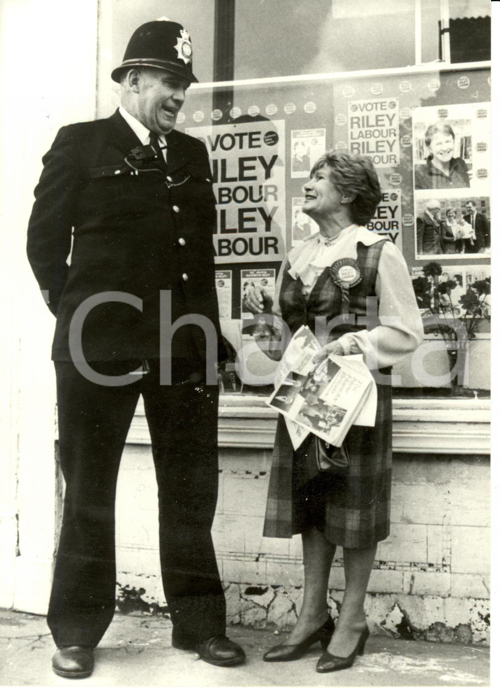 Fotografia d epoca originale 1983 CROYDON UK Jill CRAGIE Michael FOOT s wife doing political campaign 1