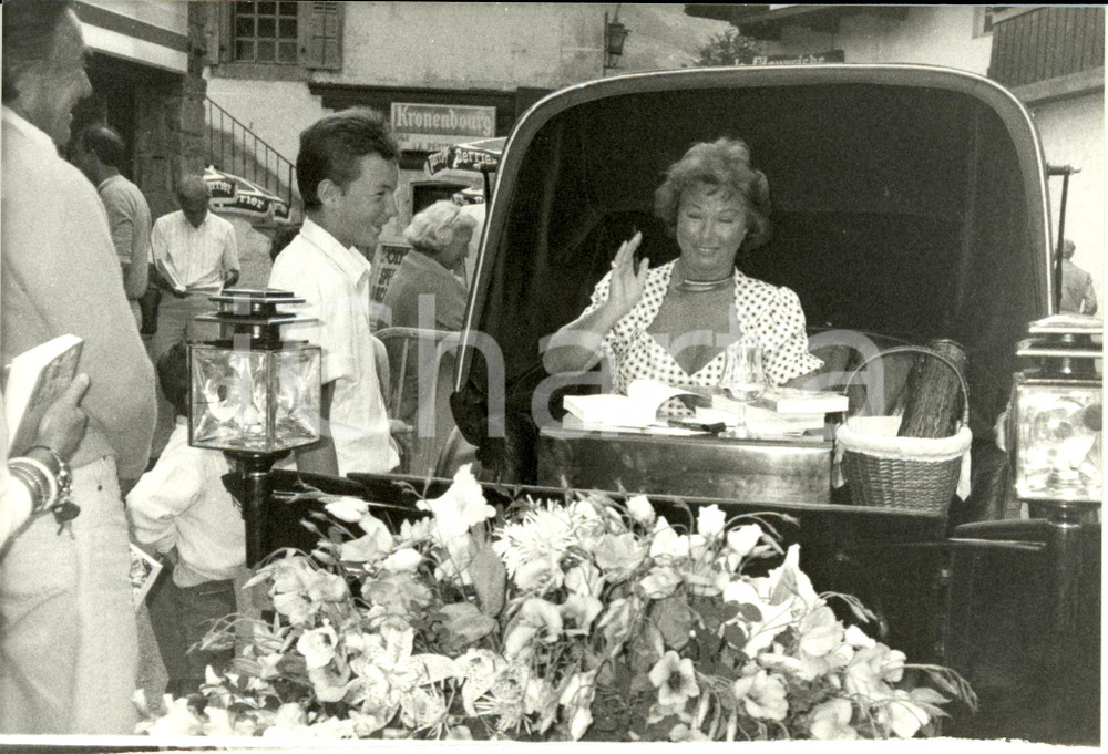 Fotografia d epoca originale 1987 MEGEVE F Nadine de ROTHSCHILD baronessa dedica suo libro agli ammiratori 1