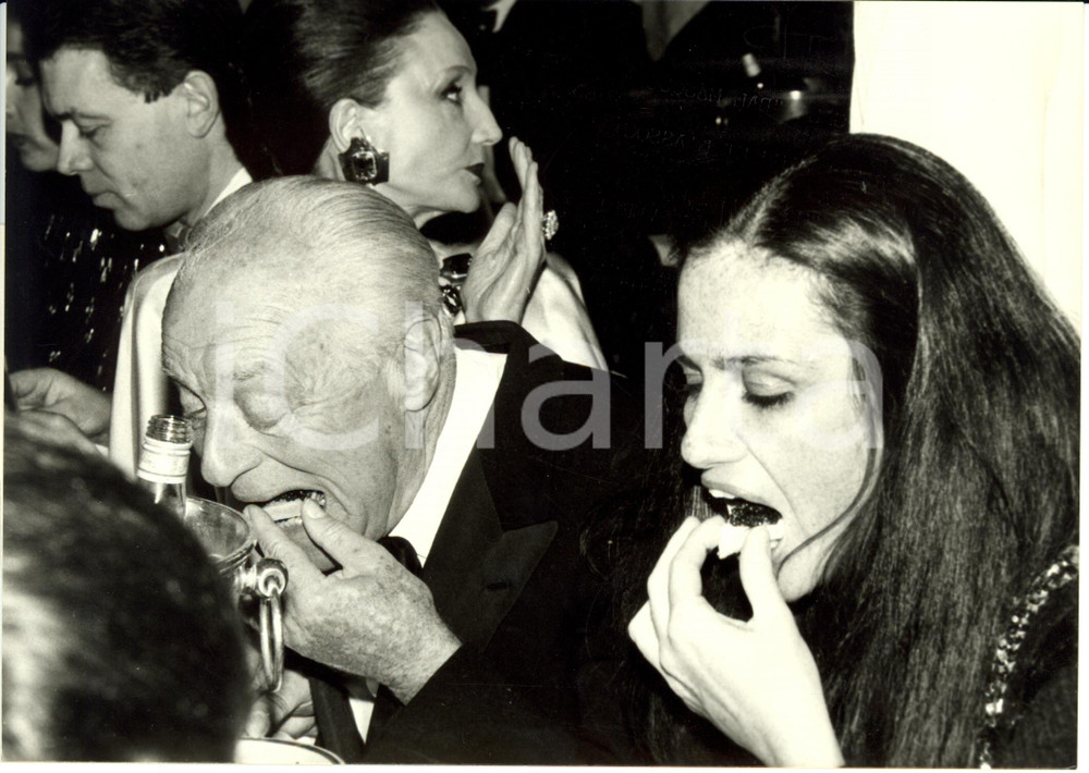Fotografia d epoca originale 1985 PARIS Gala de PANACHE Barone Guy de ROTHSCHILD divora la cena Foto 1