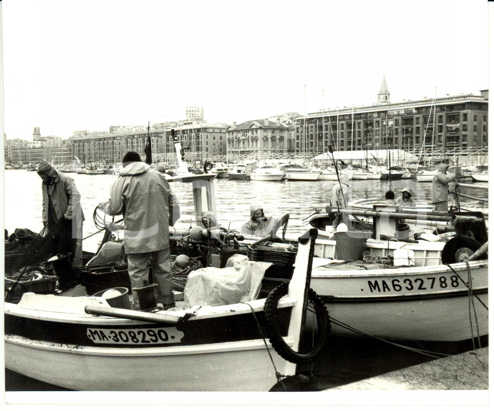 Fotografia d epoca originale 1980 ca MARSIGLIA F Barche dei pescatori attraccano al porto della cittÃ  Foto 1