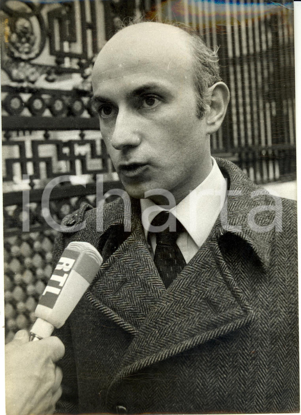 Fotografia d epoca originale 1973 PARIS Gabriel ARANDA a confronto con Albin CHALENDON per scandalo furto 1