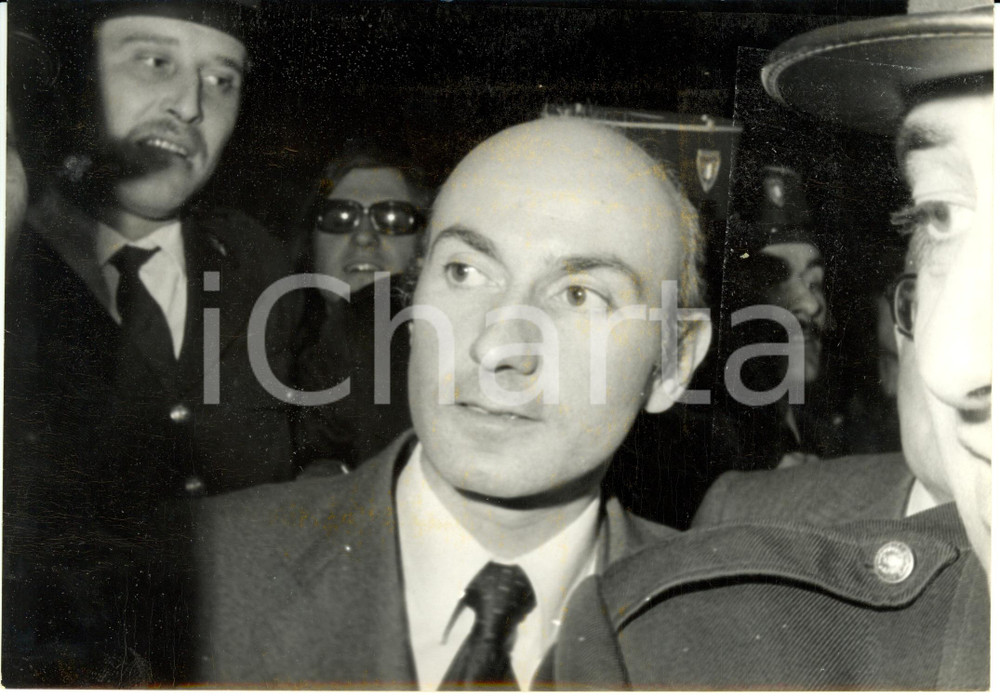 Fotografia d epoca originale 1972 PARIS Gabriel ARANDA esce da Palazzo di Giustizia dopo condanna Fotografia 1