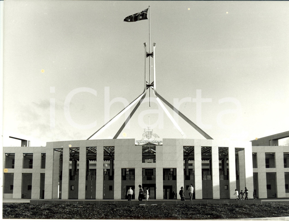 Fotografia d epoca originale 1989 CANBERRA AUSTRALIA PARLIAMENT HOUSE Verandah and Flagpole Photograph 1