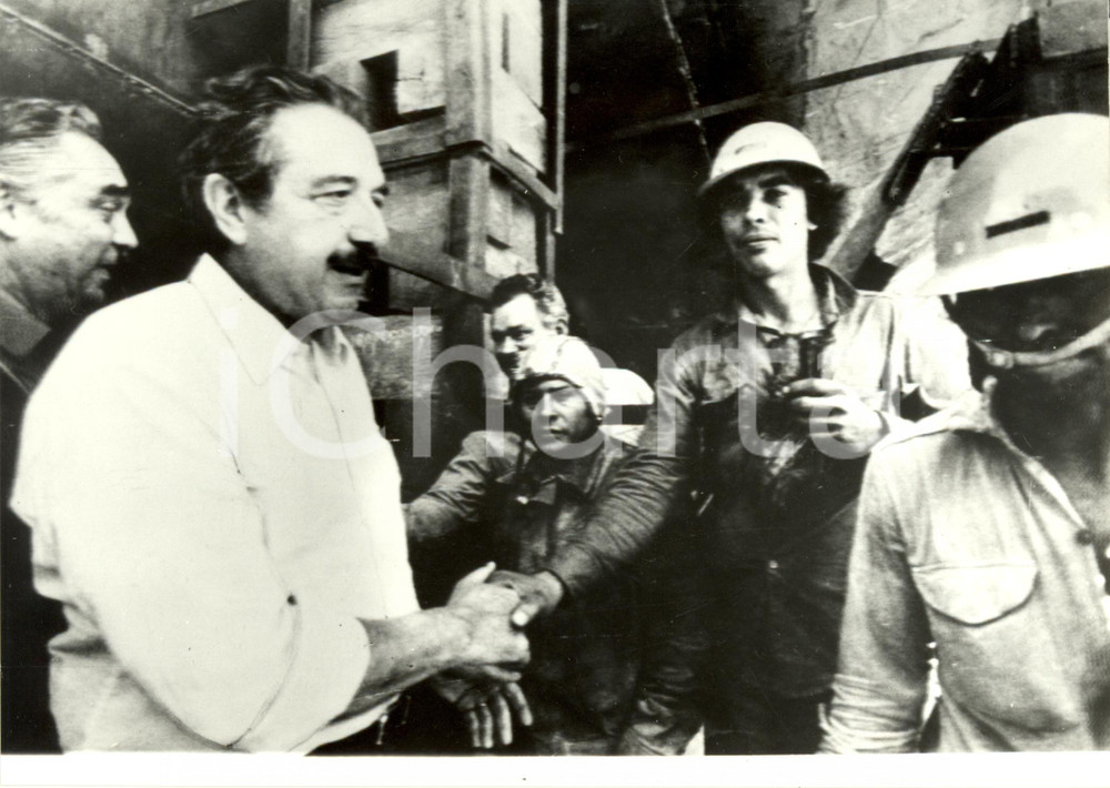 Fotografia d epoca originale 1983 BUENOS AIRES Raul Ricardo ALFONSIN presidente stringe mano agli operai 1 1