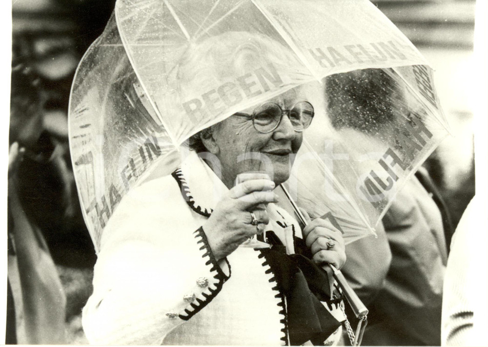 Fotografia d epoca originale 1979 UTRECHT NL Regina Giuliana d OLANDA festeggia sotto la pioggia Foto 1