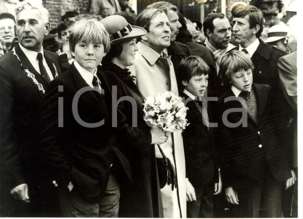 Fotografia d epoca originale 1982 HARLINGEN Regina Beatrice d OLANDA Principe Claus e figli anniversario Foto 1
