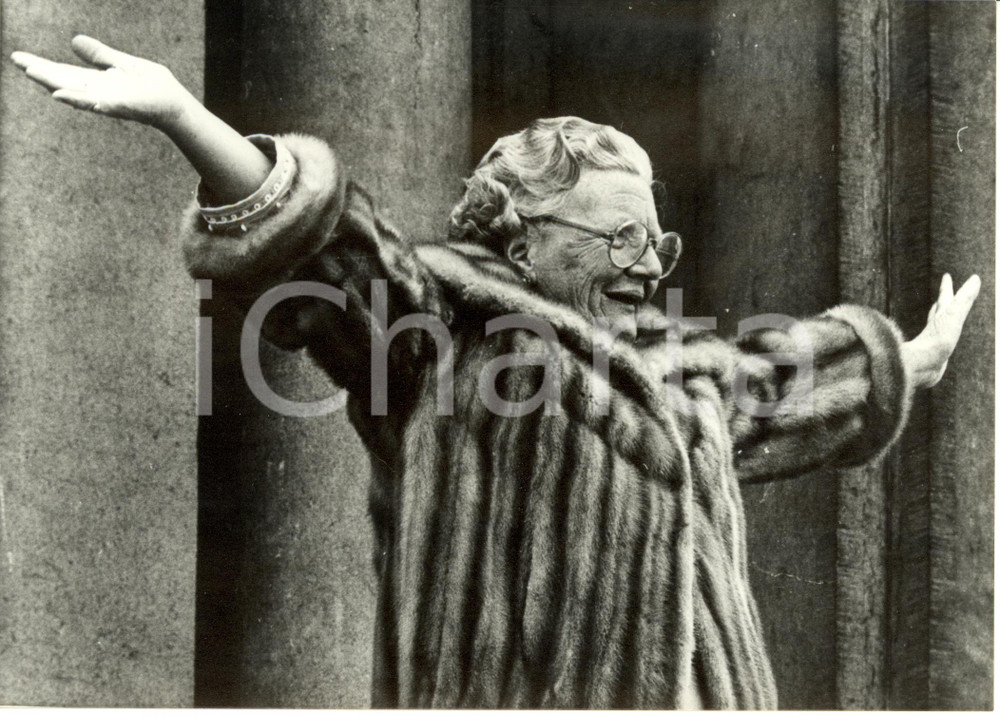 Fotografia d epoca originale 1979 UTRECHT Regina Giuliana d OLANDA festeggia i 70 anni e saluta la folla Foto 1