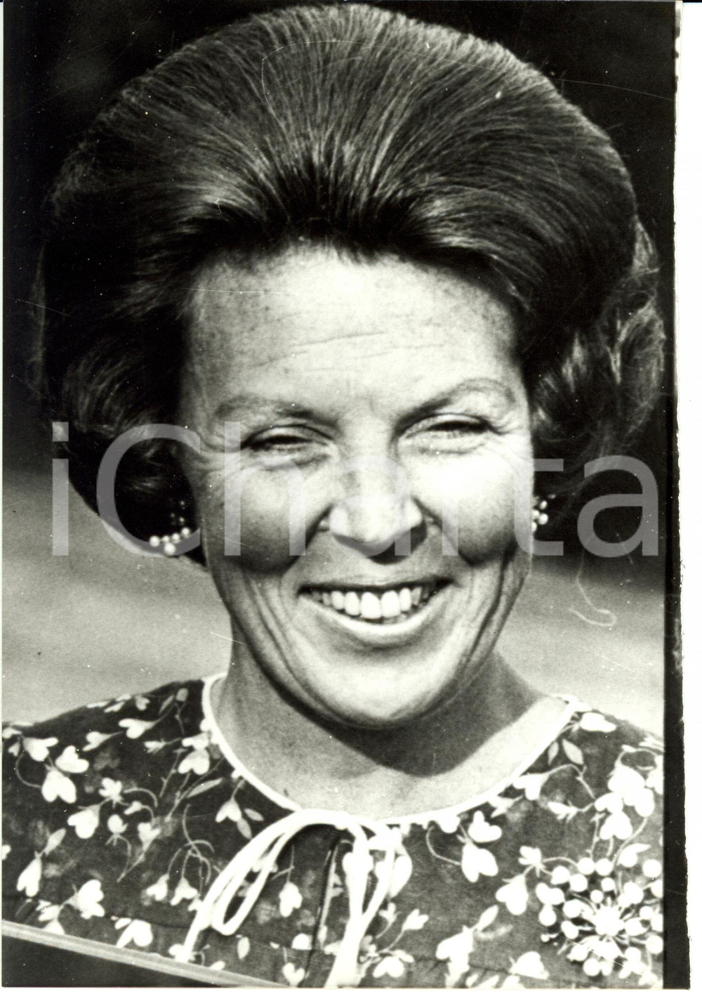 Fotografia d epoca originale 1987 ANTIBES F Regina Beatrice d OLANDA ricoverata per meningite Foto 1