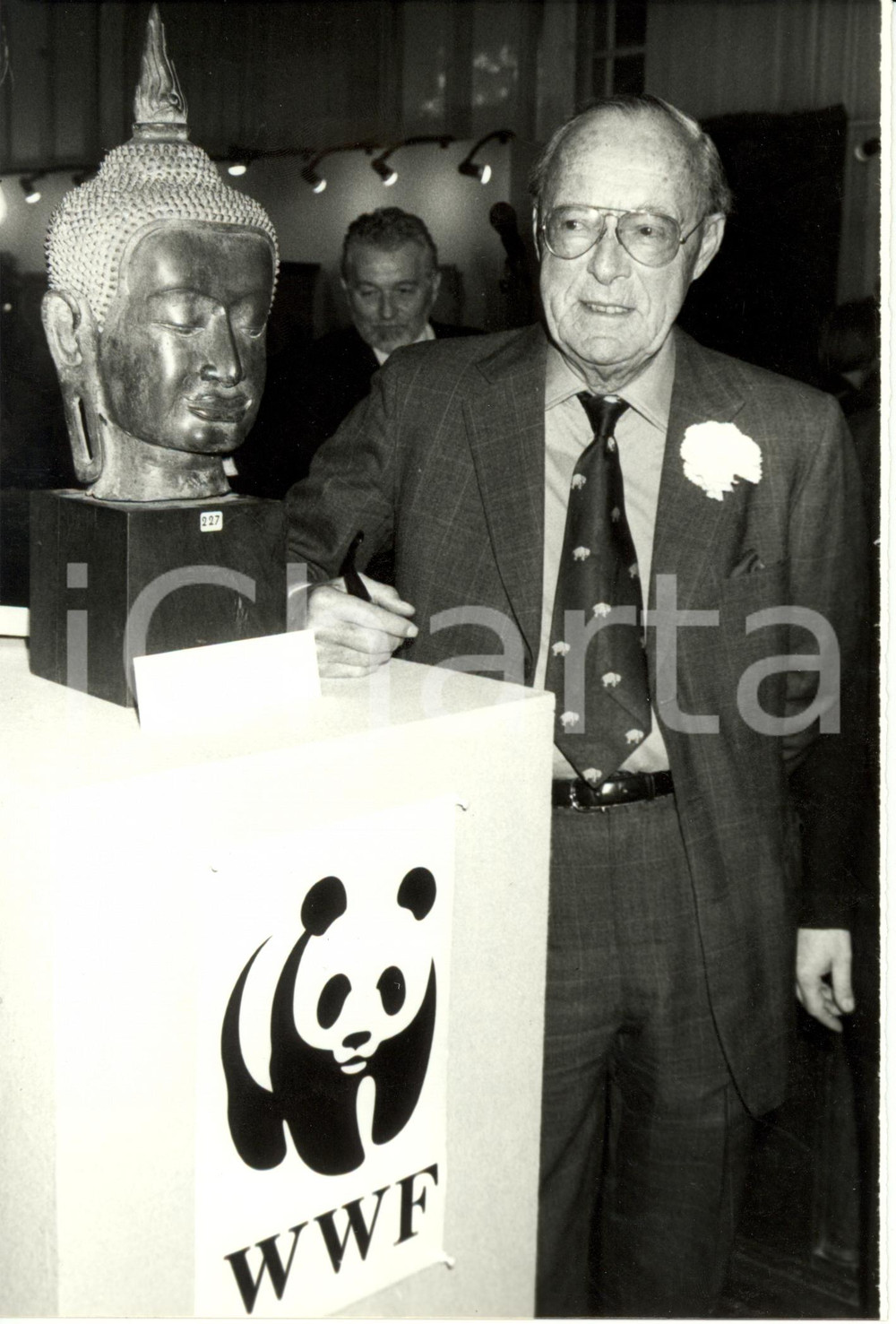 Fotografia d epoca originale 1989 PARIS Bernardo d  OLANDA alla vendita collezione Albert STOCKER per WWF 1