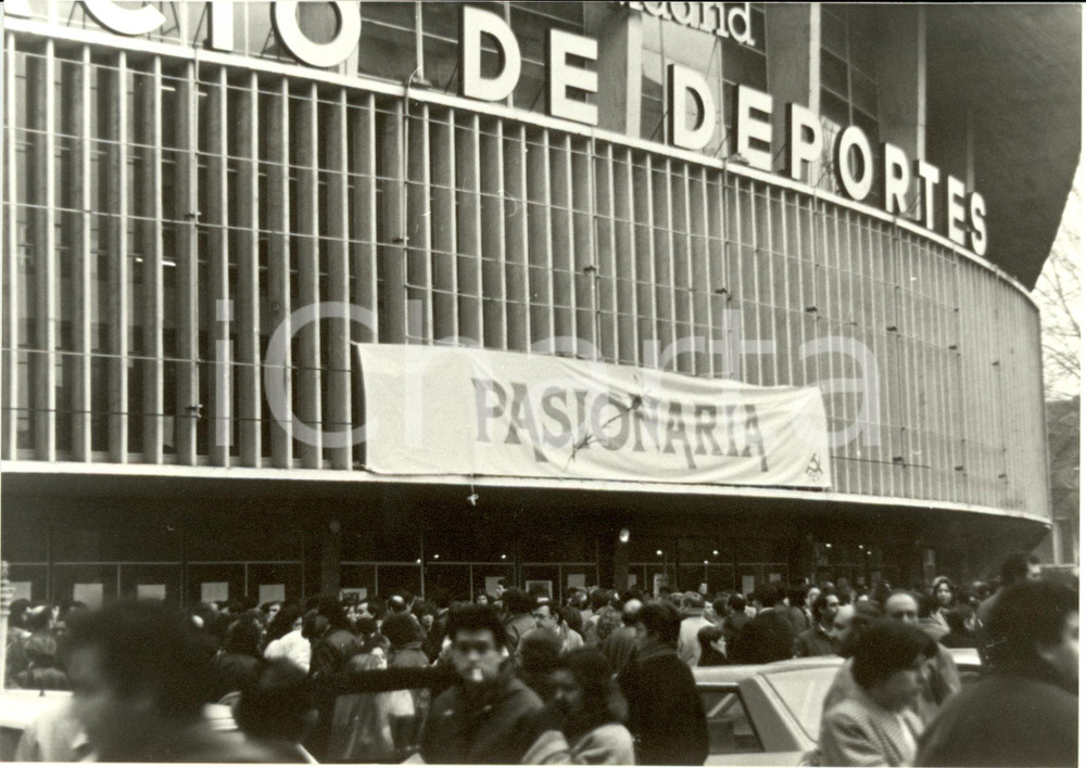 Fotografia d epoca originale 1986 MADRID ES Palazzo Sport Folla per 90 anni Dolores IBARRURI la PASIONARIA 1
