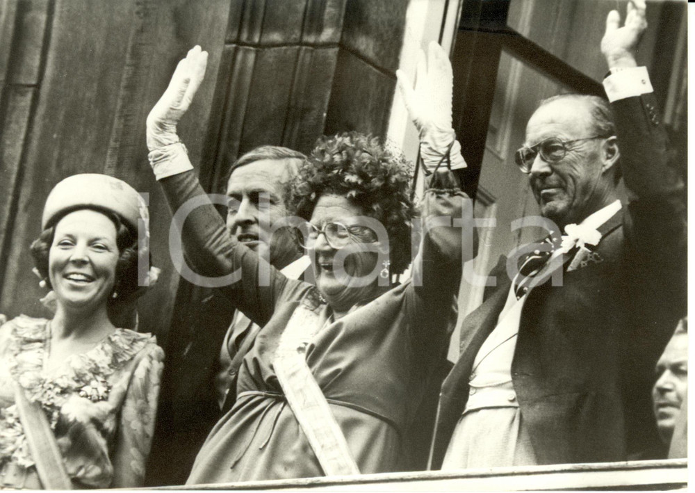Fotografia d epoca originale 1979 THE HAGUE HOLLAND Palazzo del Parlamento Famiglia Reale saluta la folla 1