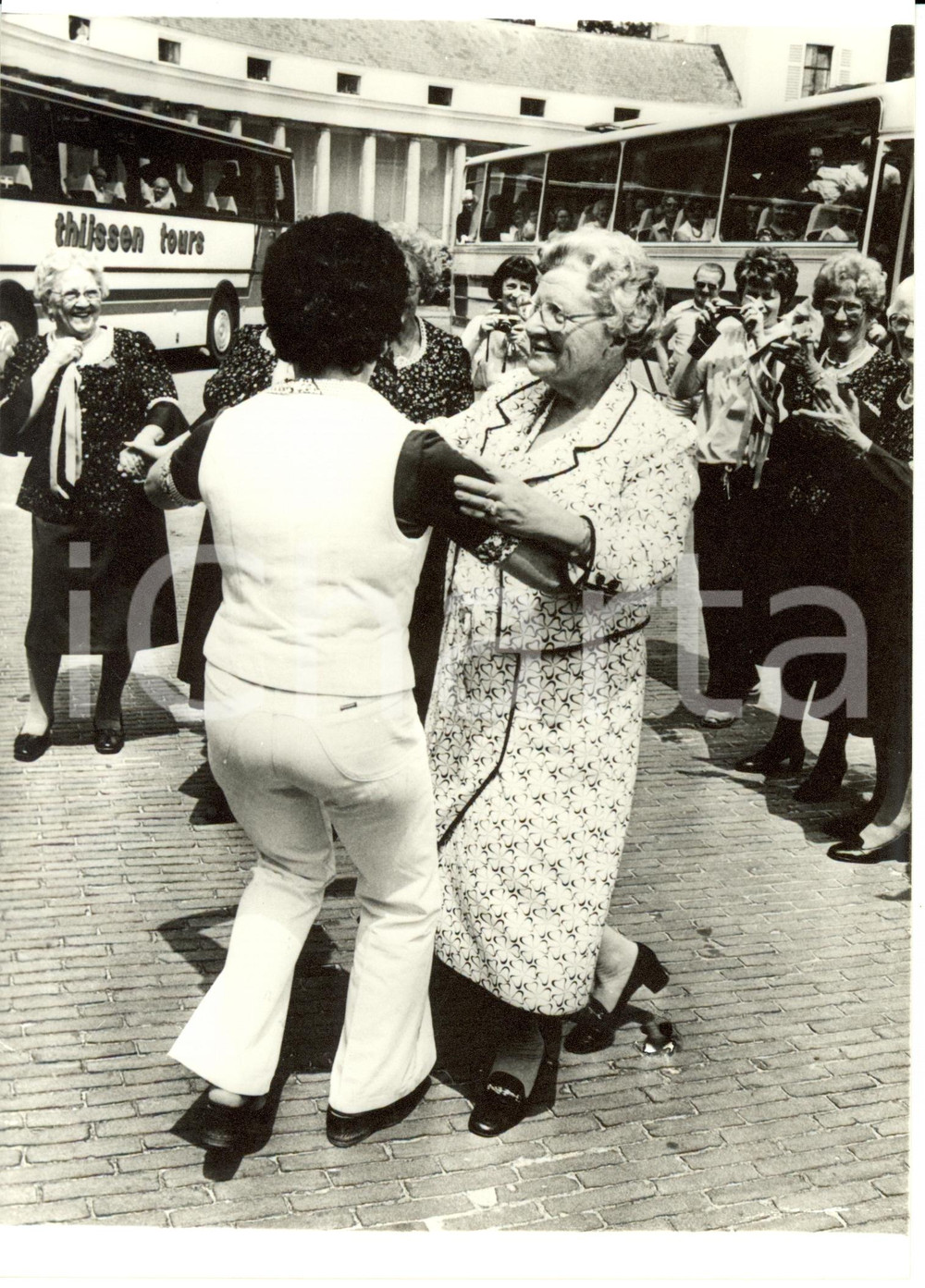 Fotografia d epoca originale 1979 UTRECHT Regina Giuliana d OLANDA danza con gruppo folkloristico Foto 1