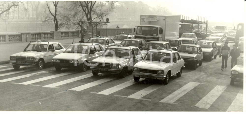 Fotografia d epoca originale 1984 PARIS F Omicidio Belkacem BENSID tassisti bloccano il traffico Foto 1