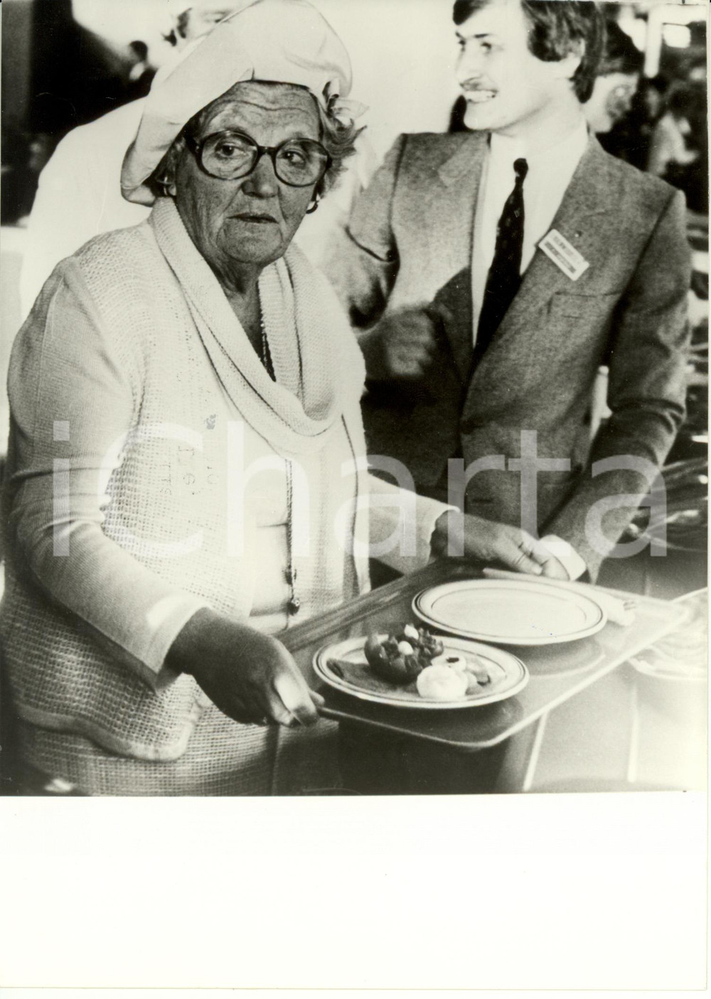 Fotografia d epoca originale 1979 THE HAGUE NL La Regina Giuliana abdica e si serve da sola la cena Foto 1