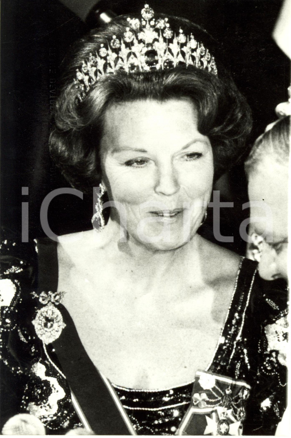 Fotografia d epoca originale 1987 ANTIBES F La Regina Beatrice d OLANDA ricoverata per meningite Foto 1