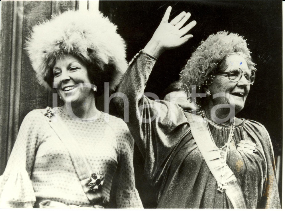 Fotografia d epoca originale 1980 ca PAESI BASSI Regina GIULIANA e Principessa BEATRICE acclamate dalla folla 1