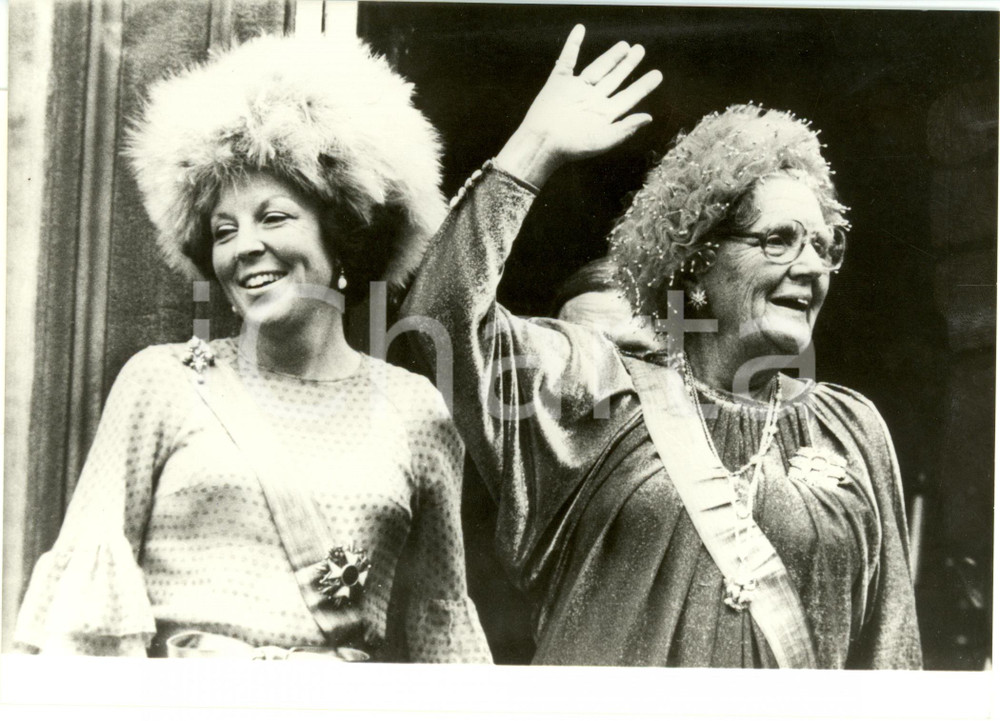 Fotografia d epoca originale 1980 THE HAGUE NL Regina GIULIANA e Principessa BEATRICE acclamate dalla folla 1