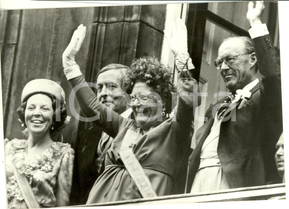 Fotografia d epoca originale 1979 THE HAGUE Regina Giuliana d OLANDA abdica e saluta la folla Fotografia 1