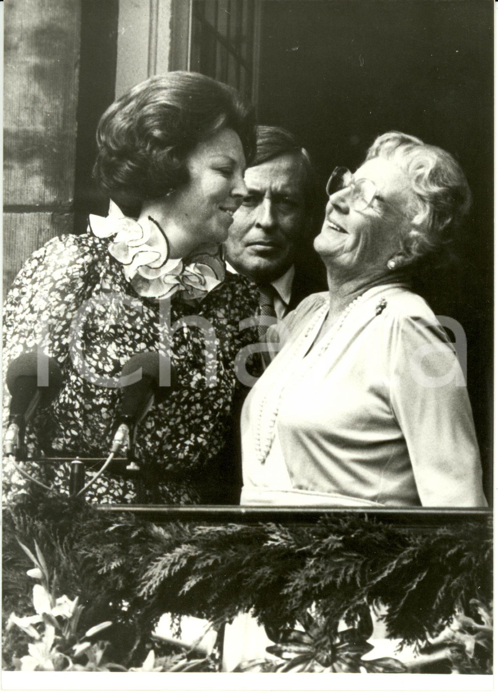 Fotografia d epoca originale 1980 AMSTERDAM Regina Beatrice e Principessa Giuliana d OLANDA dopo abdicazione 1