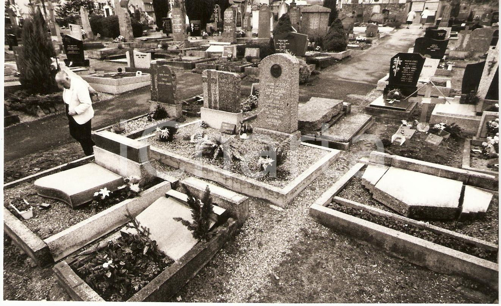 Fotografia d epoca originale 1994 MITTELWIHR FRANCE Vandalisme au Cimitière PROFANATION Photo 1