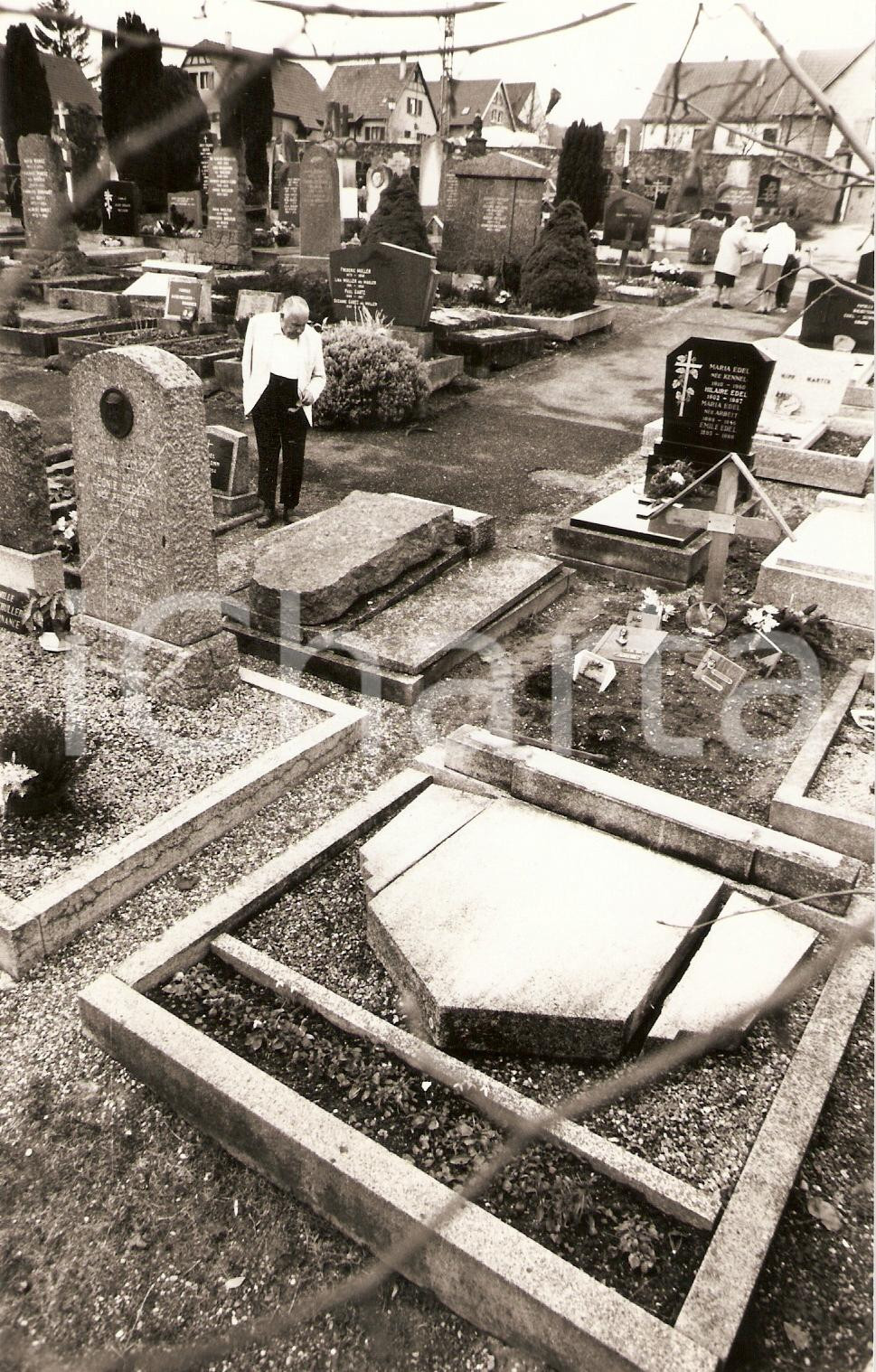 Fotografia d epoca originale 1994 MITTELWIHR FRANCE Vandalisme au CimitiÃ¨re Photographie 1