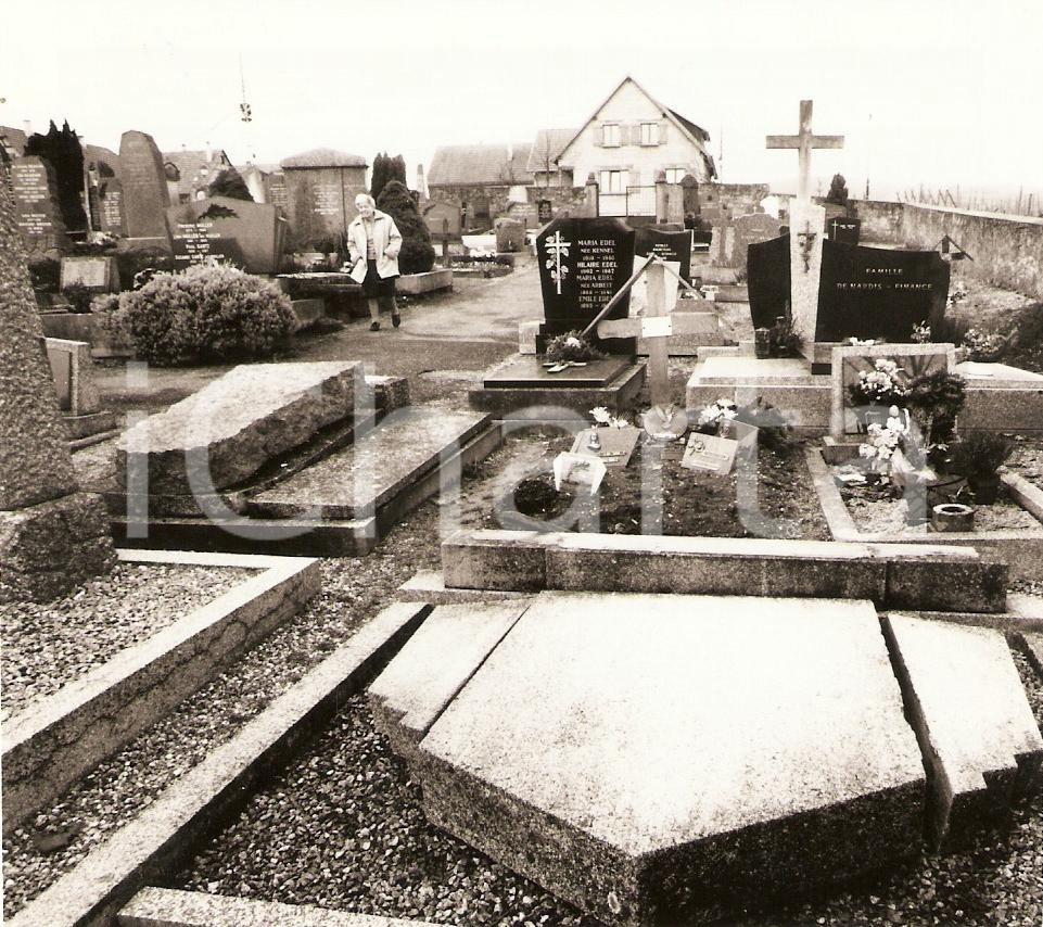 Fotografia d epoca originale 1994 MITTELWIHR FRANCE Profanation CimitiÃ¨re PHOTO 1