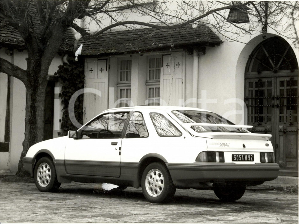 Fotografia d epoca originale 1980 ca FRANCIA Nuova automobile FORD SIERRA XR4i vista dal retro PUBBLICITARIA 1
