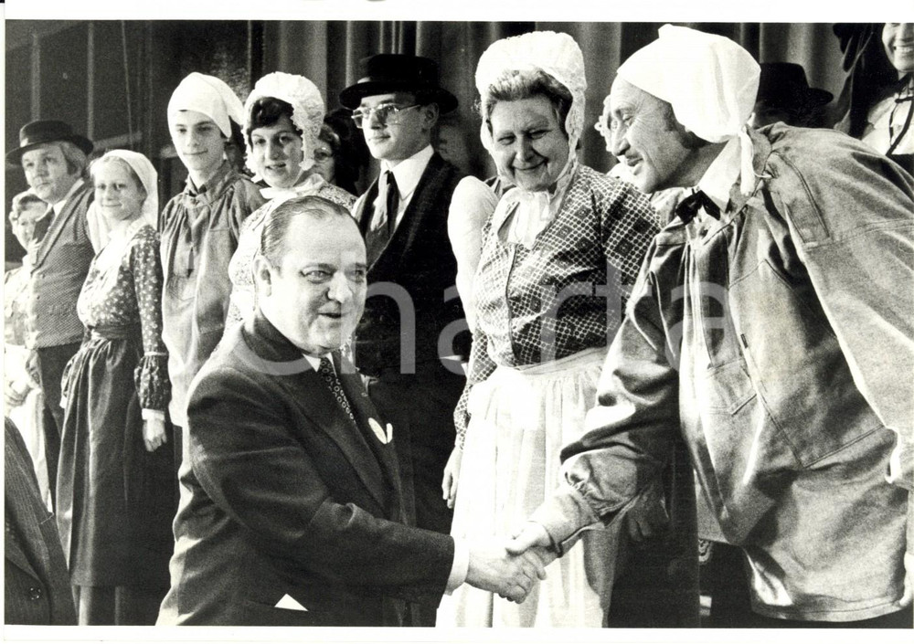 Fotografia d epoca originale 1986 ALSAZIA F Raymond BARRE saluta cittadini in costume tipico Foto L ALSACE 1