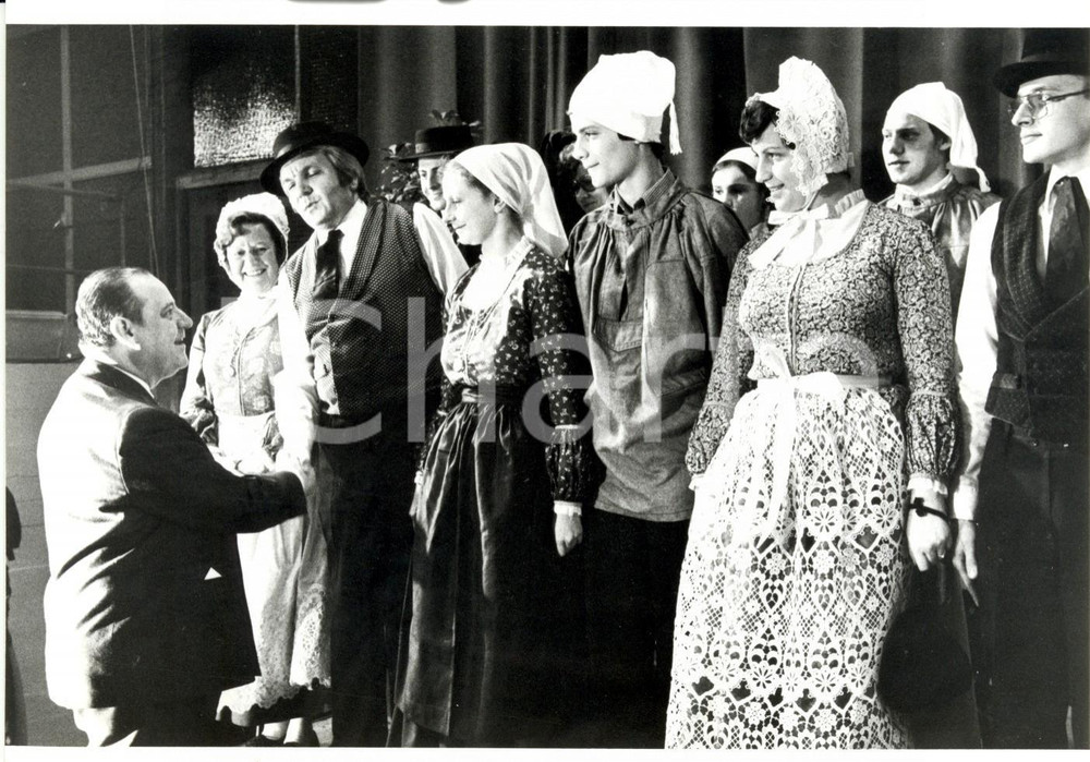 Fotografia d epoca originale 1986 ALSAZIA F Raymond BARRE omaggiato da cittadini in costume tradizionale 1