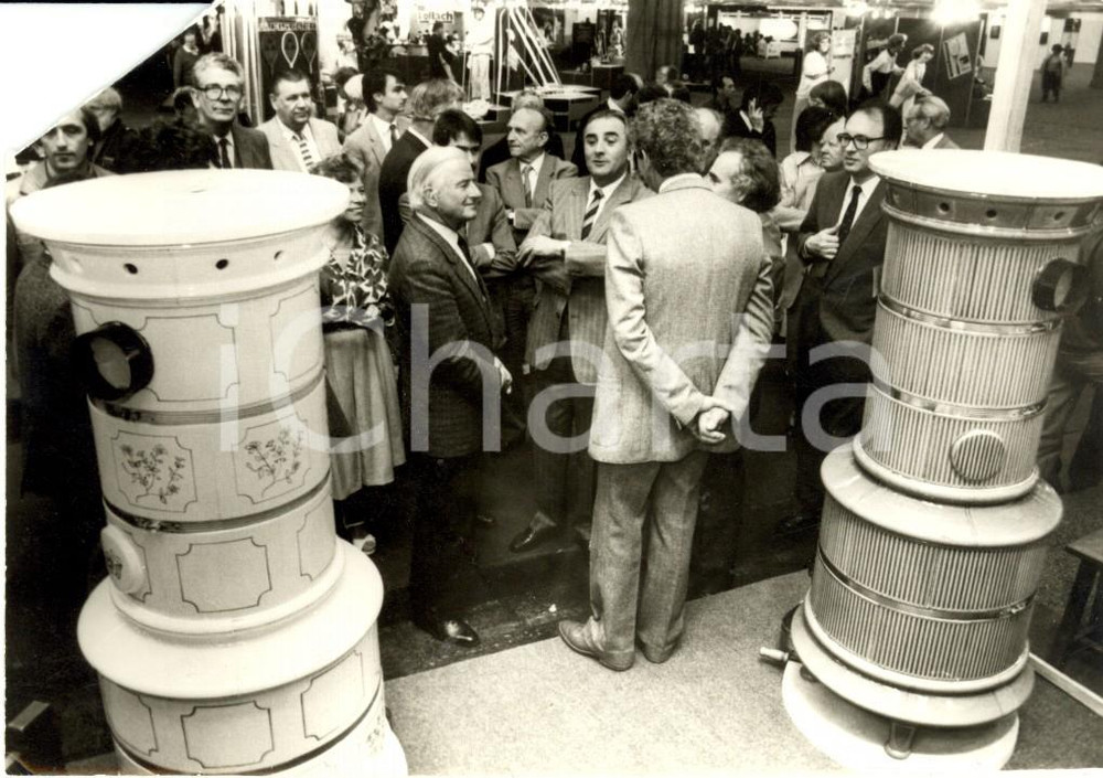 Fotografia d epoca originale 1985 BASILEA CH Esposizione STUFE ALSAZIANE a Fiera cittadina Foto DANNEGGIATA 1