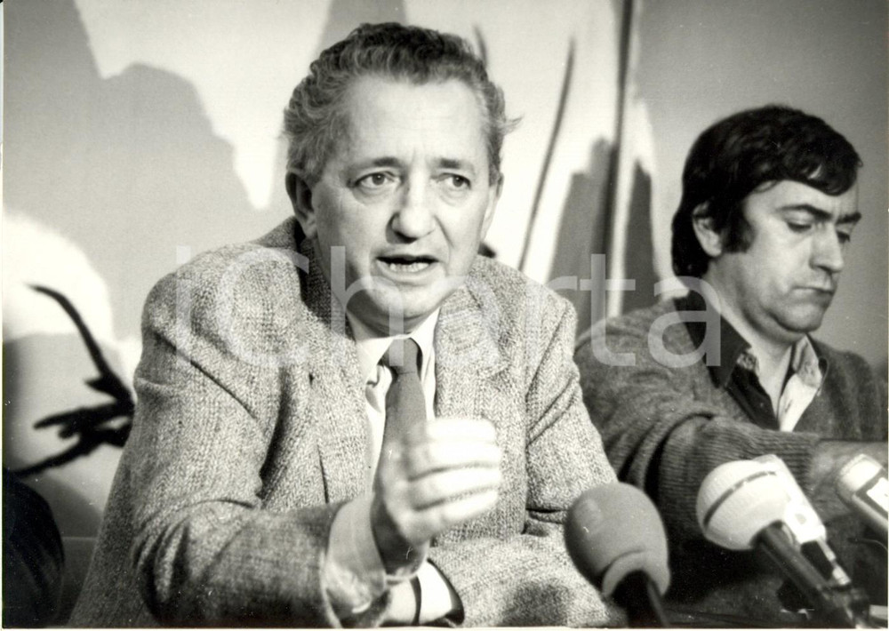 Fotografia d epoca originale 1983 PARIS F Edmond MAIRE con Georges GRANGER su scioperi TALBOT di Poissy 1