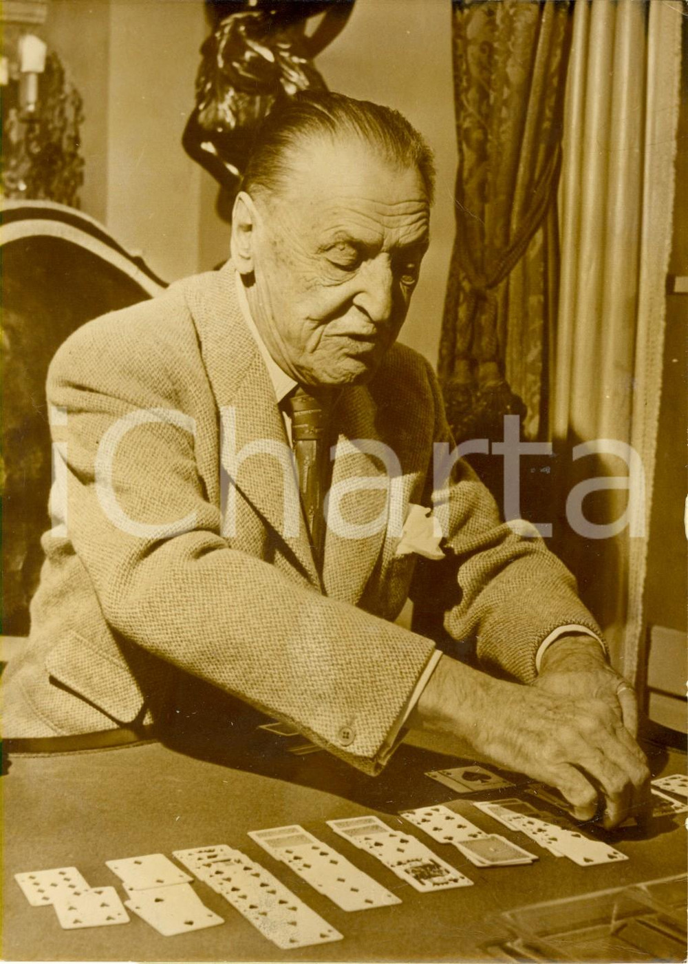 Fotografia d epoca originale 1957 SAINTJEANCAPFERRAT F William SOMERSET MAUGHAM gioca a rÃ©ussite Foto 1