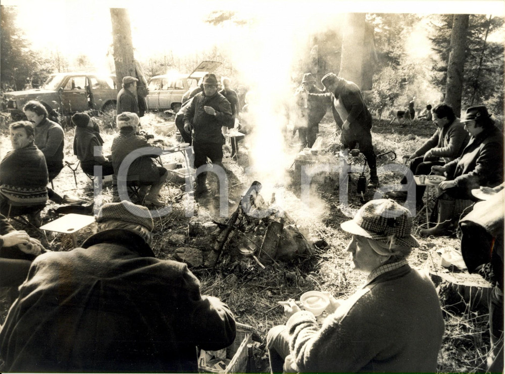 Fotografia d epoca originale 1980 ca ALSAZIA FRANCIA Bivacco di cacciatori con picnic Foto COSTUME 1 1
