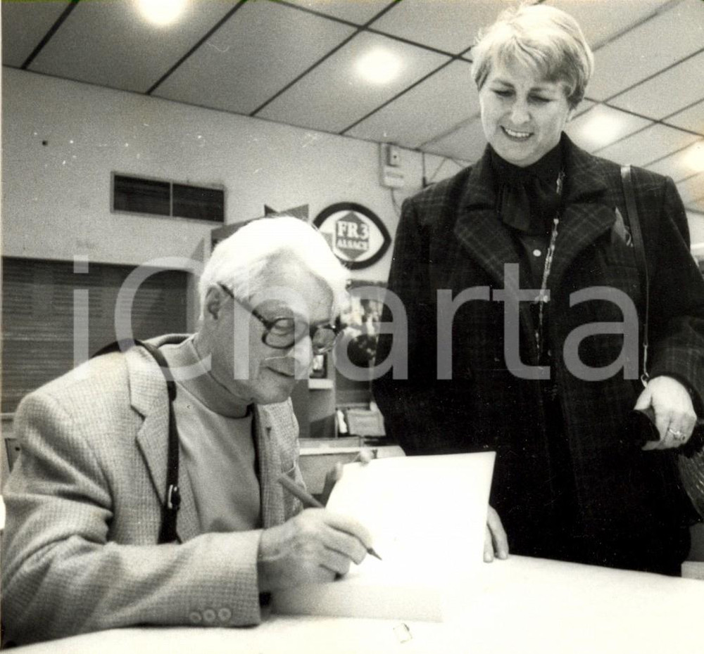 Fotografia d epoca originale 1986 SAINTLOUIS F SALON DU LIVRE Roger FRISONROCHE autografa il suo libro 1