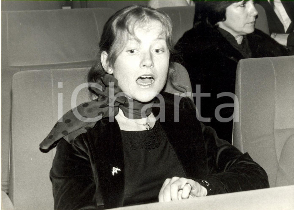 Fotografia d epoca originale 1981 PARIS PALAIS DES CONGRES Isabelle HUPPERT ascolta Serge LAMA Foto 1