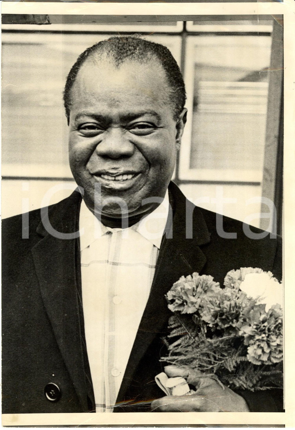 Fotografia d epoca originale 1960 ca USA ? Ritratto di Louis ARMSTRONG con mazzo di fiori Foto DANNEGGIATA 1