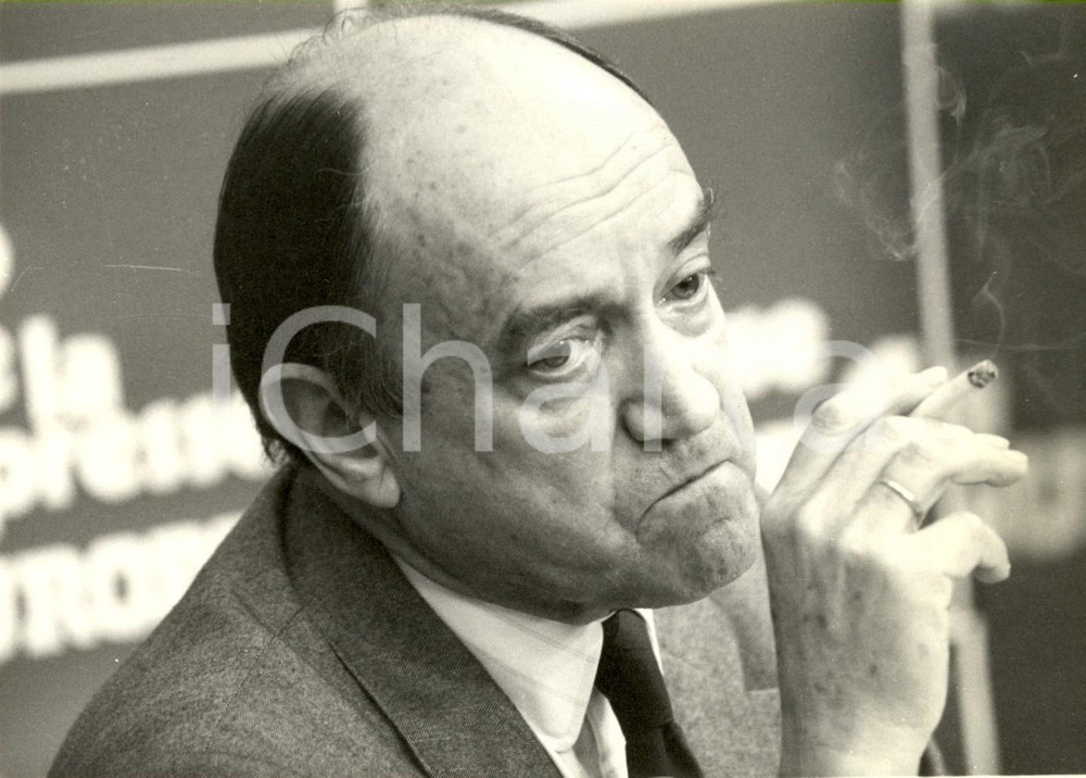 Fotografia d epoca originale 1983 PARIS Ministro Claude CHEYSSON ospite del CLUB DE LA PRESSE radio EUROPE 1 1