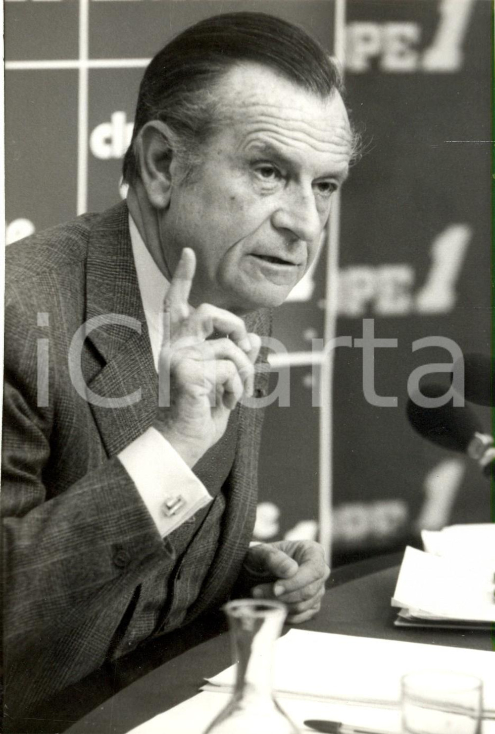 Fotografia d epoca originale 1983 PARIS Jean LECANUET presidente UDF ospite Club de la presse radio EUROPE 1 1