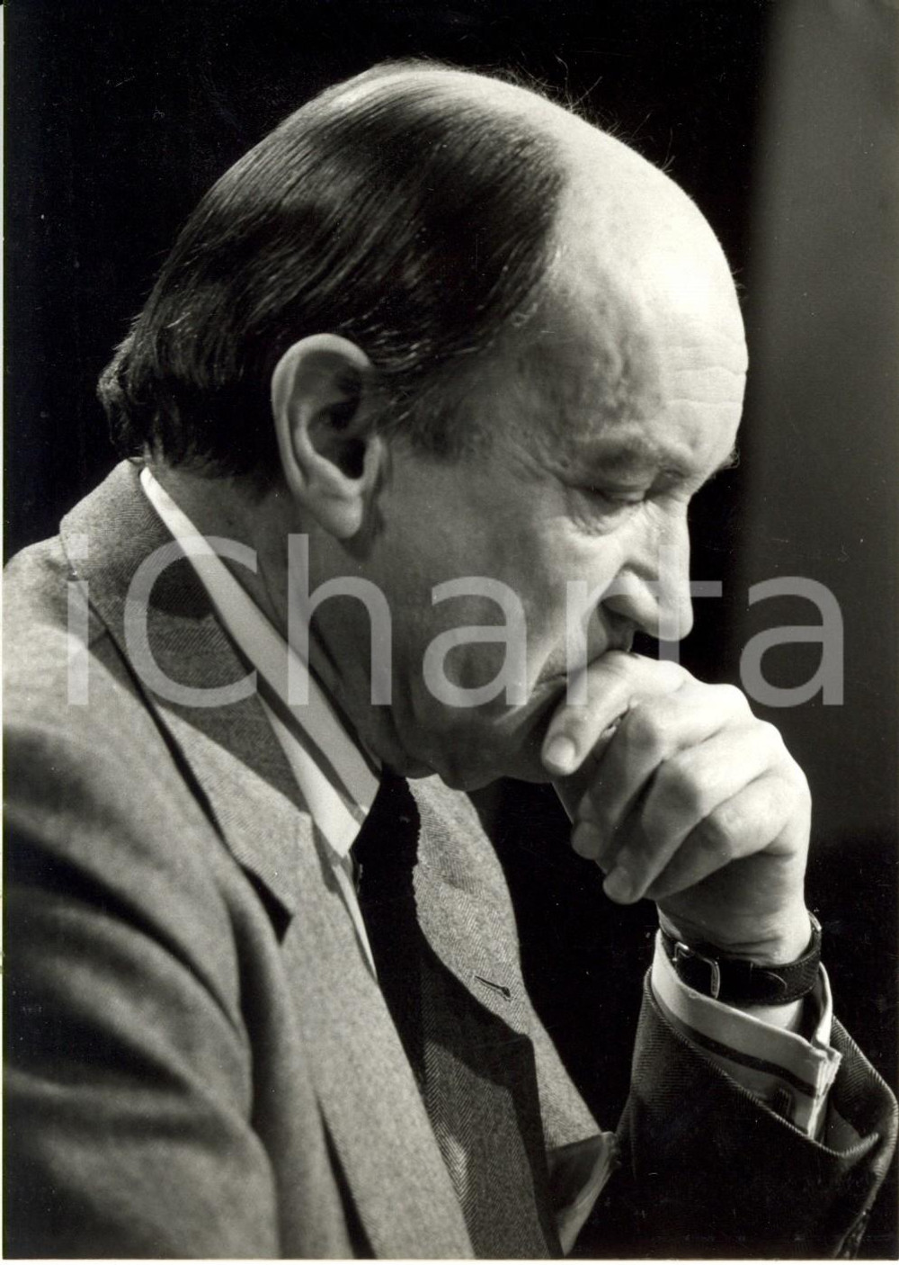 Fotografia d epoca originale 1984 PARIS Ministro Claude CHEYSSON ospite programma tv POLITIQUES su TF1 Foto 1