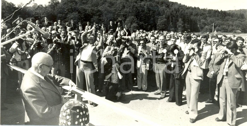Fotografia d epoca originale 1970 ca FRANCHE COMTE  Edgar FAURE taglia il nastro dell autostrada A36 Foto 1