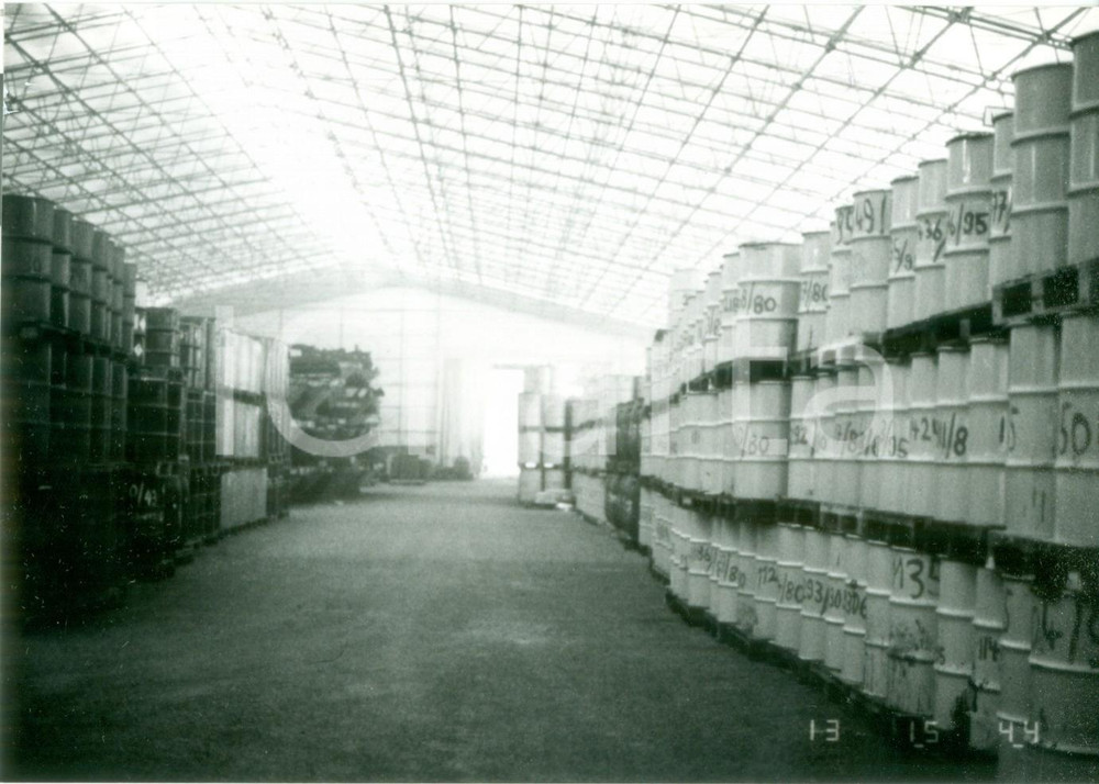 Fotografia d epoca originale 1980 ca SCHWEIZERHALLE Rifiuti chimici SANDOZ attendono smaltimento Fotografia 1