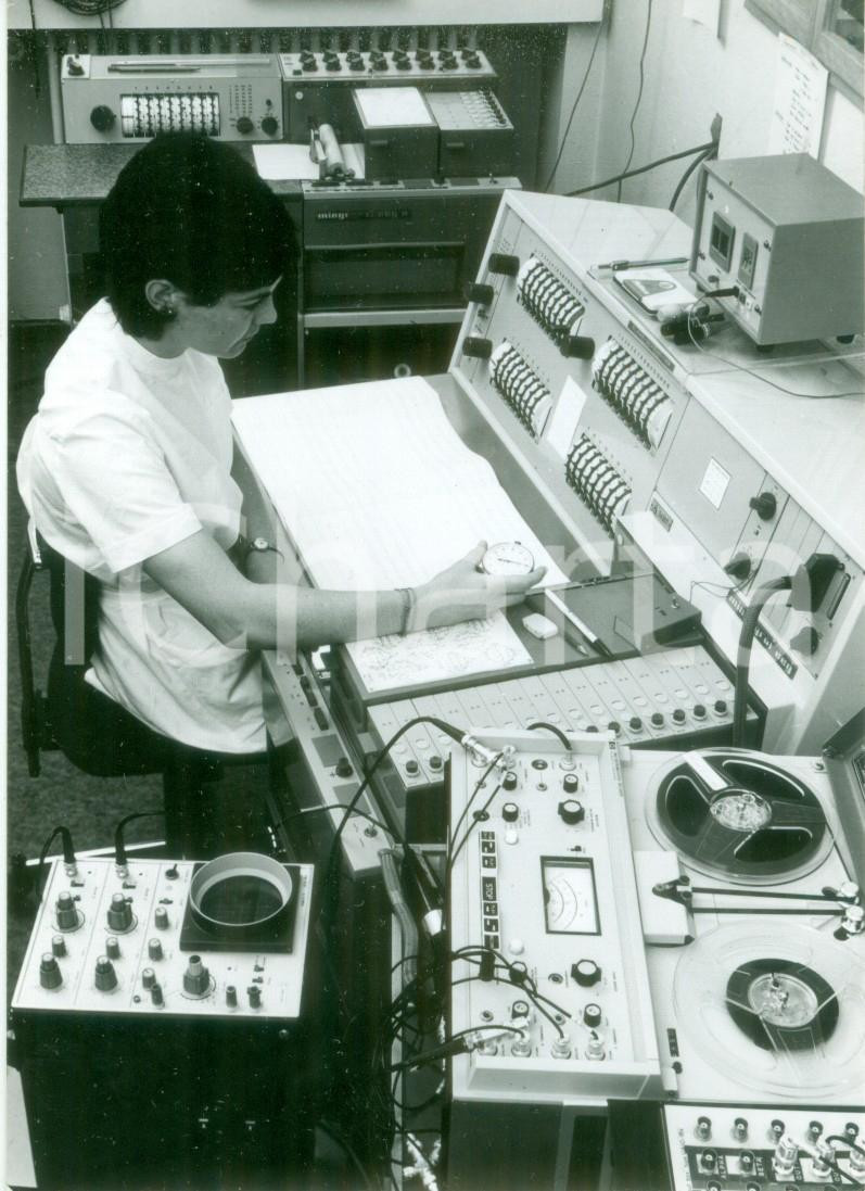 Fotografia d epoca originale 1980 ca BASEL Tecnica della SANDOZ osserva registrazioni EEG su nastro magnetico 1
