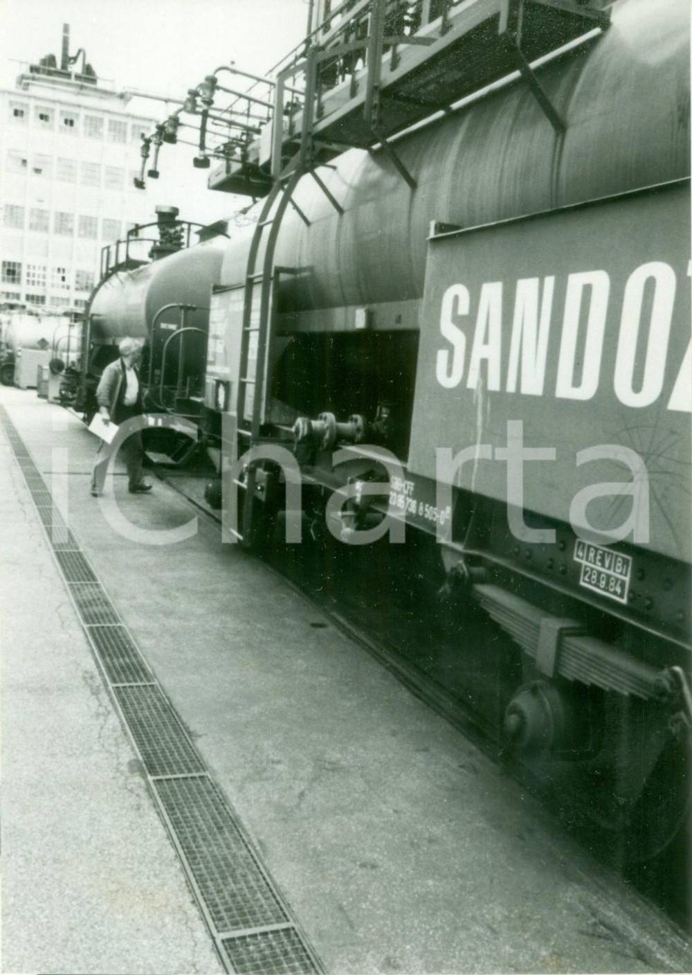 Fotografia d epoca originale 1990 BASEL? SWITZERLAND Vagoni ferroviari della SANDOZ per trasporto materiale 1