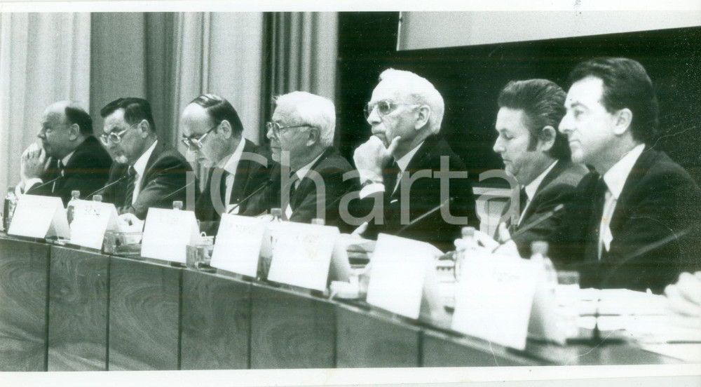 Fotografia d epoca originale 1987 ZURICH SVIZZERA Stato maggiore fabbrica SANDOZ dopo disastro Fotografia 1